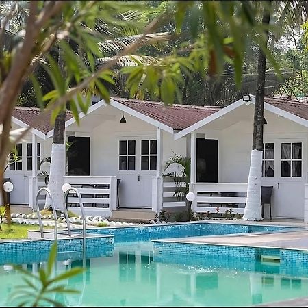 Seabliss Cottages Morjim Bagian luar foto