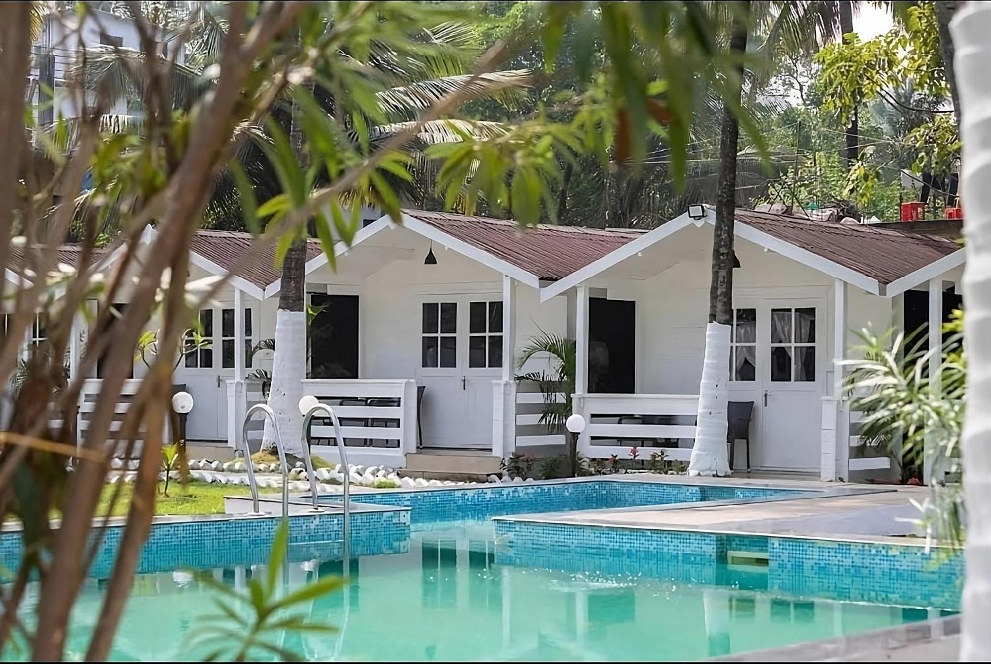 Seabliss Cottages Morjim Bagian luar foto