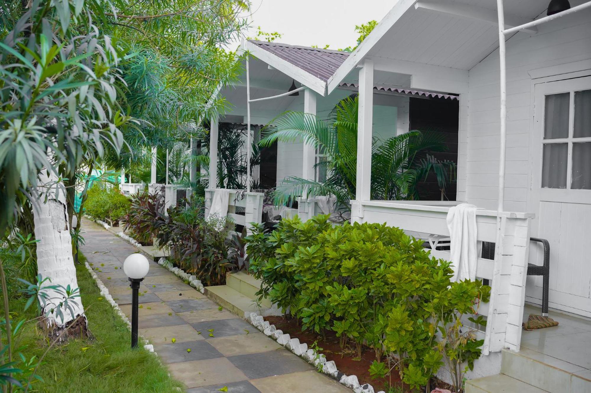 Seabliss Cottages Morjim Bagian luar foto