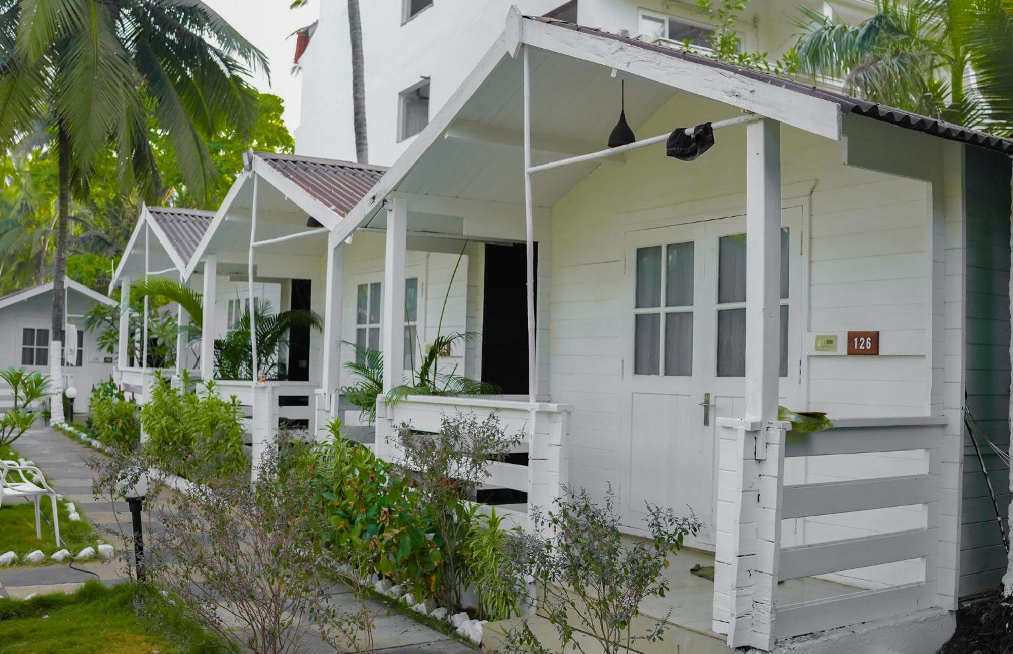Seabliss Cottages Morjim Bagian luar foto