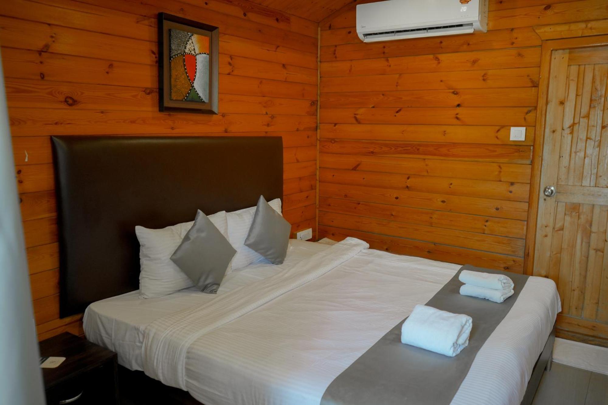 Seabliss Cottages Morjim Bagian luar foto