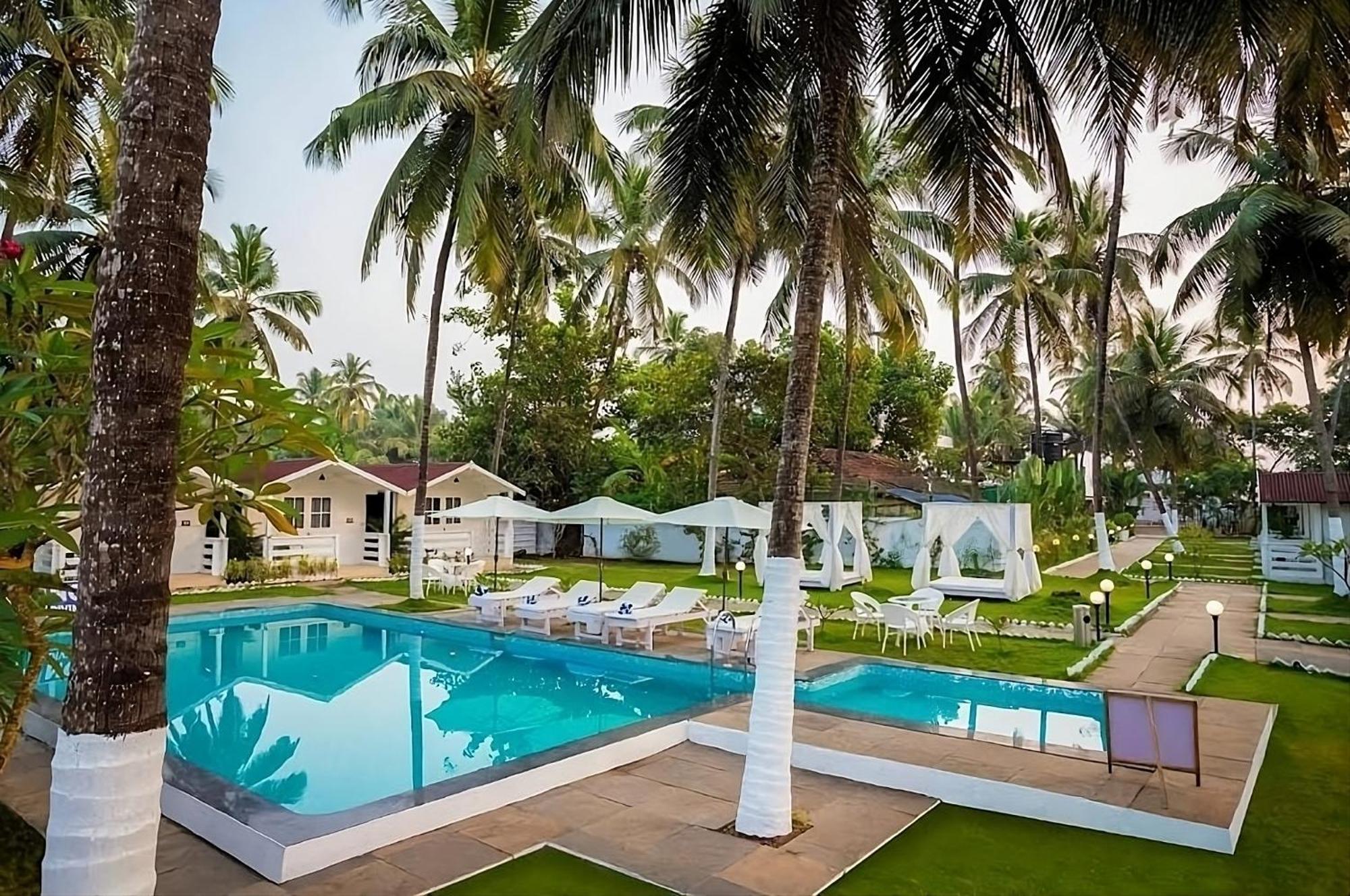 Seabliss Cottages Morjim Bagian luar foto
