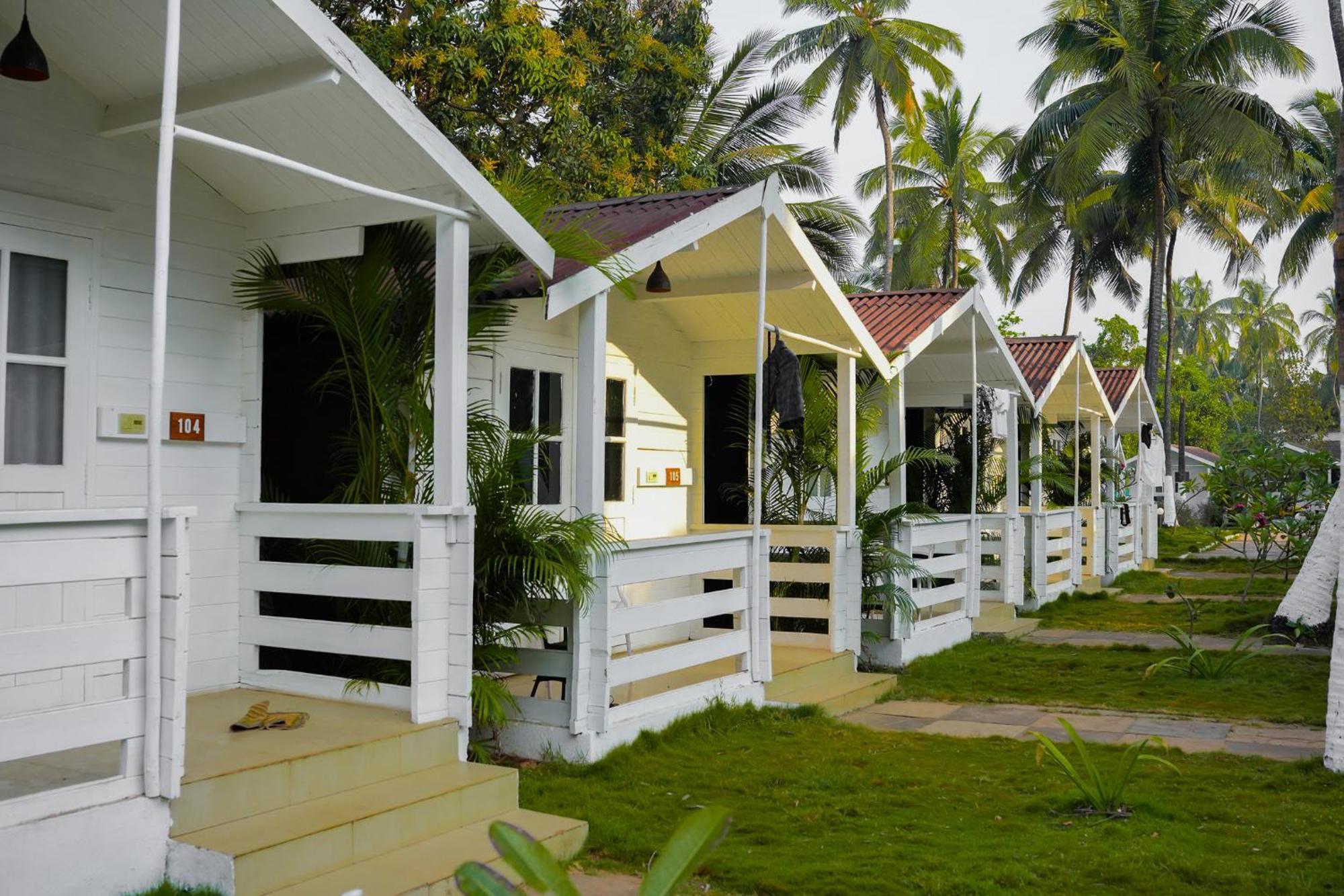 Seabliss Cottages Morjim Bagian luar foto