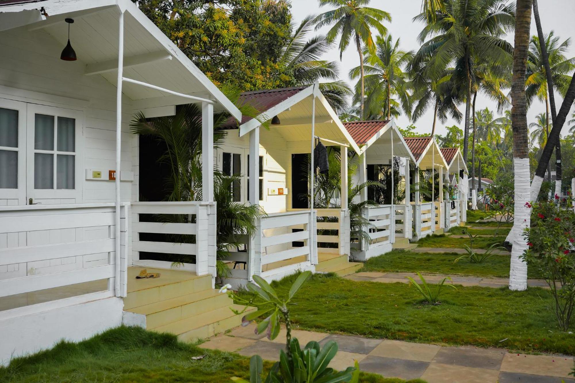 Seabliss Cottages Morjim Bagian luar foto