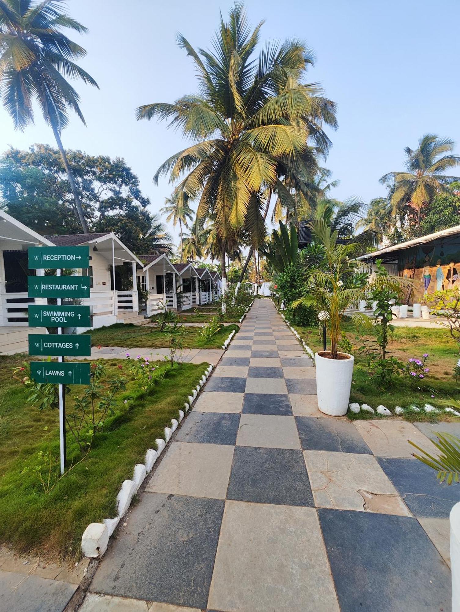 Seabliss Cottages Morjim Bagian luar foto